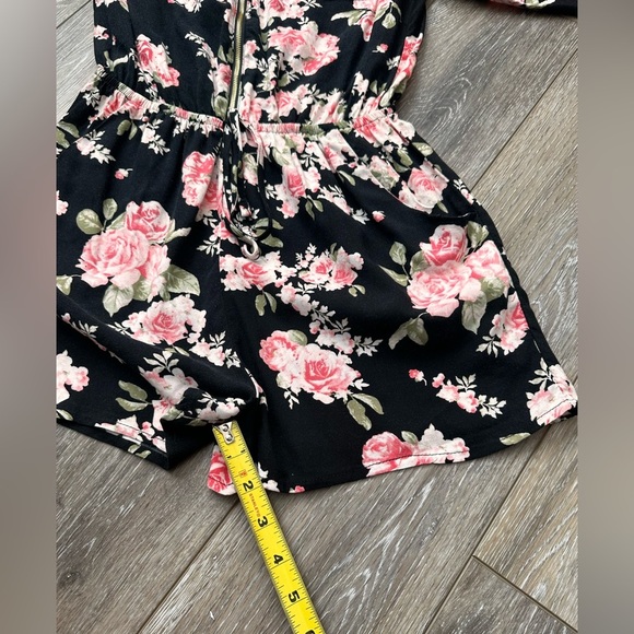 🛍️ Justify Zipper front floral romper shorts.great condition. - Picture 7 of 9